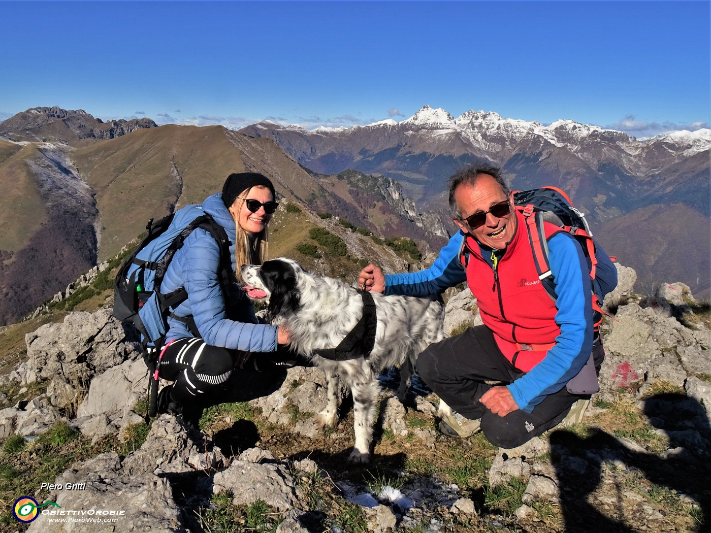 05 Dalla cima del Venturosa bella vista verso le cime orobiche imbiancate della prima neve .JPG